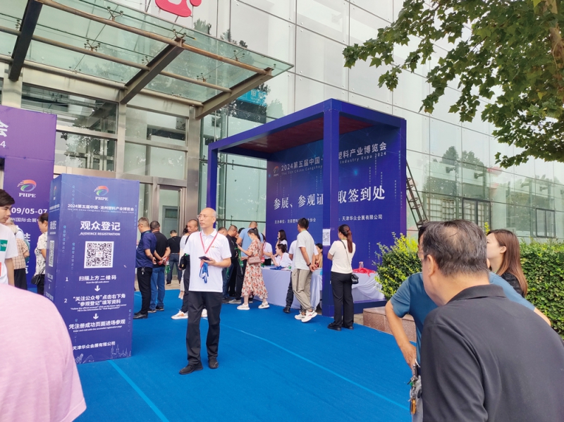 展覽的總面積已經(jīng)達到了30000平方米-拷貝