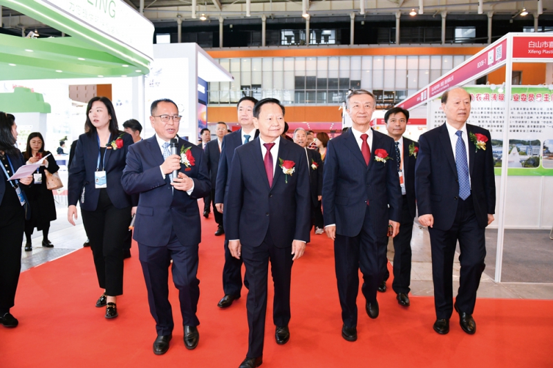 開幕式后，與會領(lǐng)導(dǎo)、嘉賓前往展館進(jìn)行參觀-拷貝