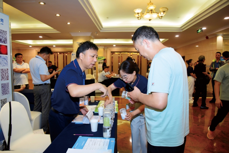 會(huì)場(chǎng)外展商互相交流優(yōu)勢(shì)產(chǎn)品