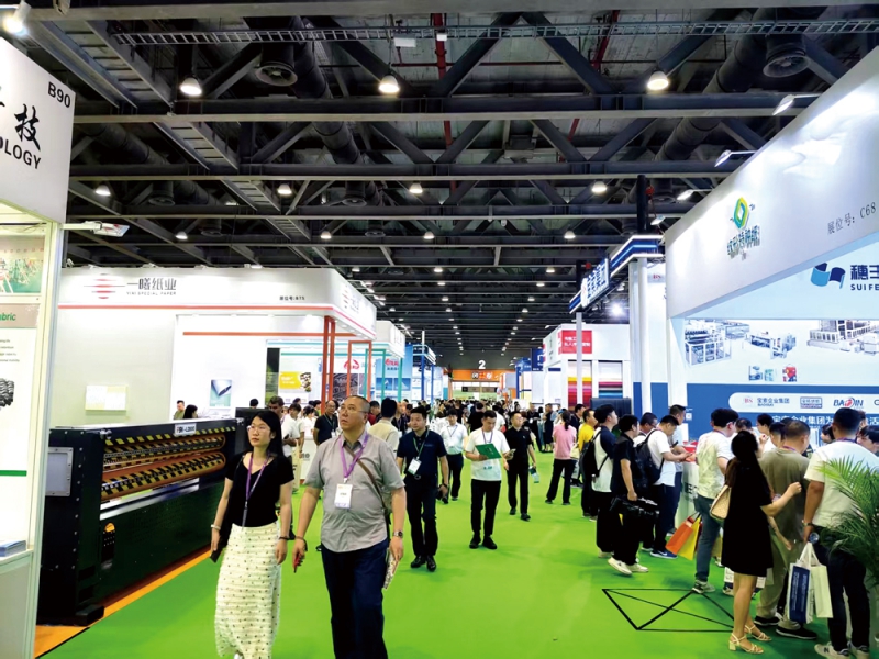 展館內(nèi)人流如織-