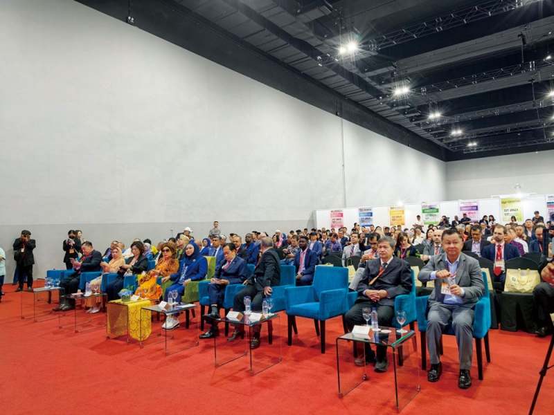 開幕式現(xiàn)場人潮涌涌