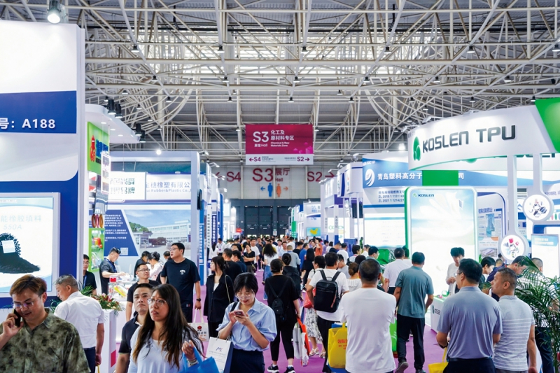 展會(huì)現(xiàn)場(chǎng)人潮涌動(dòng)