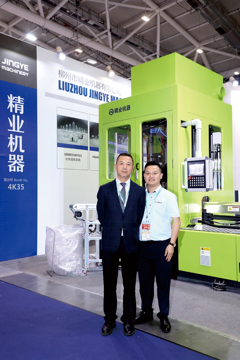 柳州市精業(yè)機(jī)器有限公司-副總經(jīng)理李暉（左）與本刊總編徐森合影