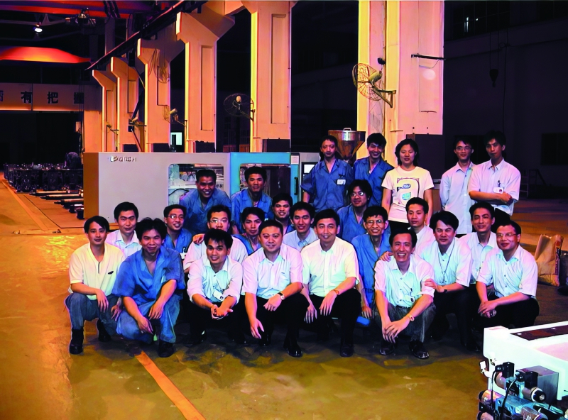 次年，博創(chuàng)第一臺(tái)注塑機(jī)BT80V-I交付客戶使用