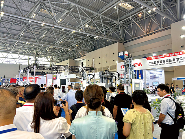 2.重慶展會(huì)首日人氣爆棚，現(xiàn)場(chǎng)人頭攢動(dòng)