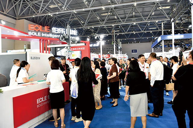 6.展臺(tái)前人流如織，行業(yè)專家駐足交流