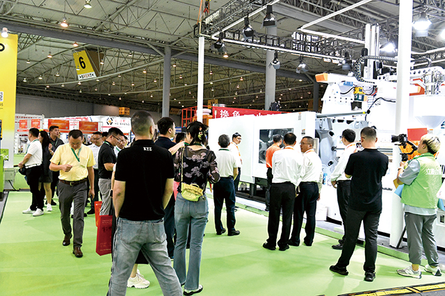 展會現(xiàn)場人流如織、洽談氣氛熱烈