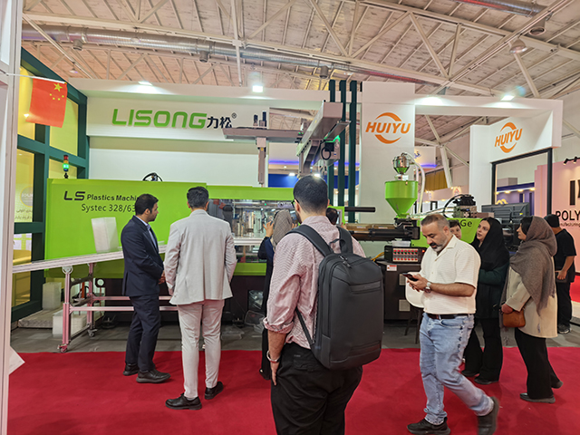 4.力松機(jī)械展臺(tái)前圍滿專業(yè)觀眾，LS 32863注塑系統(tǒng)吸引中東買家駐足咨詢技術(shù)參數(shù)。
