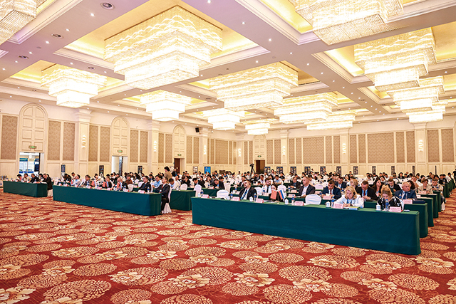 近400人參加了會議