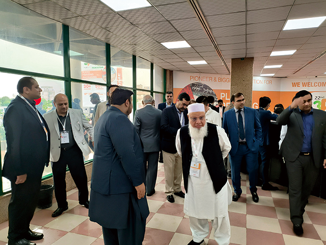 展館現(xiàn)場(chǎng)人潮洶涌